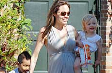 Angelina Jolie y sus cuatro hijos van a la tienda