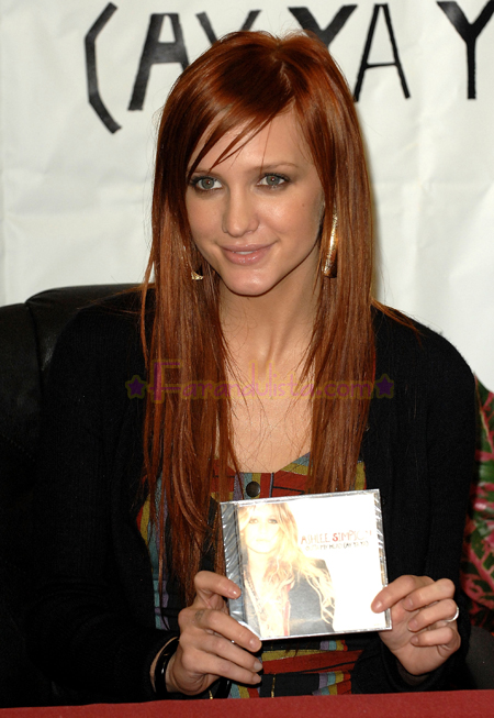 ashlee-simpson-sings-her-cd-wallmart.jpg