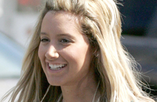 Ashley Tisdale comprando cafe con su mami y su perrito