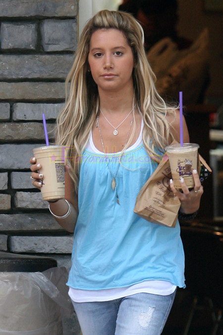 Ashley Tisdale comprando cafe con su mami y su perrito | Farandulista