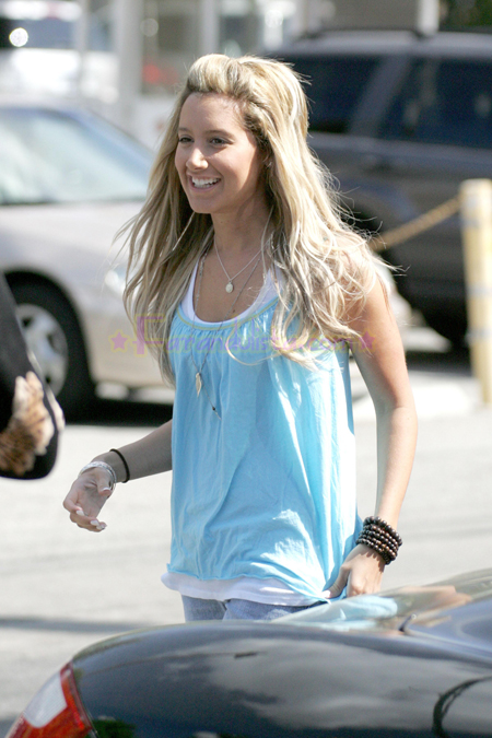 ashley-tisdale-candids-brentwood-05.jpg