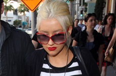 Christina Aguilera paseando con su esposo por Beverly Hills