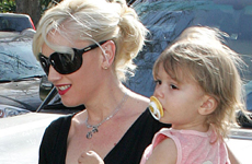 Gwen Stefani y baby Kingston de paseo