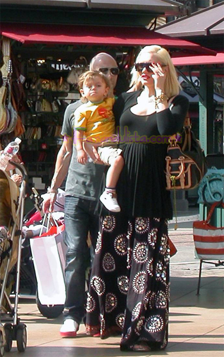 gwen-stefani-and-son-kingston-shopping-pretzels-01.jpg