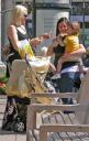 gwen-stefani-and-son-kingston-shopping-pretzels-02.jpg