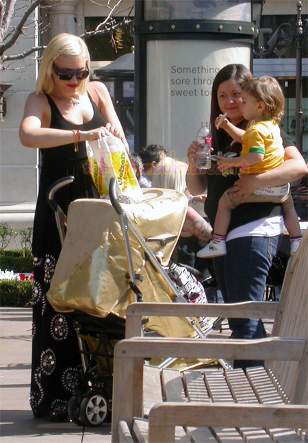 gwen-stefani-and-son-kingston-shopping-pretzels-03.jpg