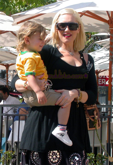 gwen-stefani-and-son-kingston-shopping-pretzels-04.jpg