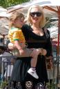 gwen-stefani-and-son-kingston-shopping-pretzels-04.jpg