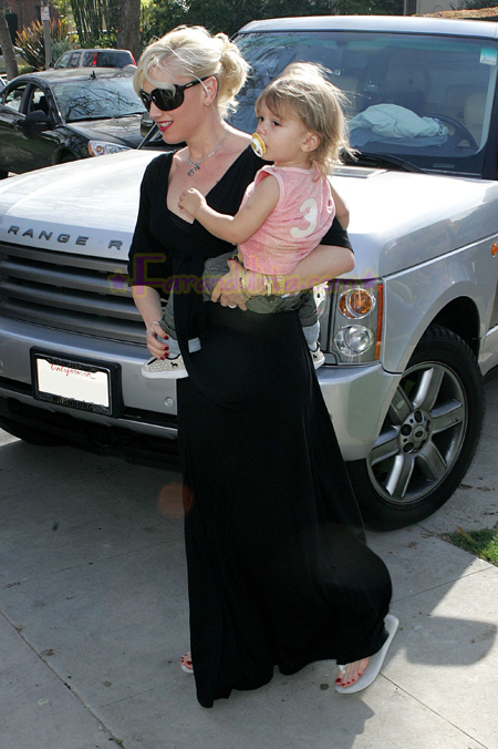 gwen-stefani-drops-off-kignston-at-her-parents-house-03.jpg