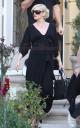 gwen-stefani-drops-off-kignston-at-her-parents-house-05.jpg