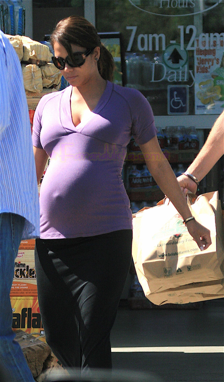halle-berry-at-the-grocery-store-03.jpg
