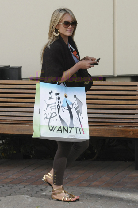 hilary-duff-shopping-for-her-boyfriend-01.jpg