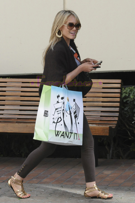 hilary-duff-shopping-for-her-boyfriend-02.jpg