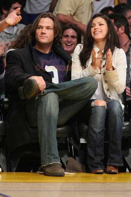 jared-padalecki-and-girlfriend-sandra-mccoy-lakers-maverick-la-01.jpg