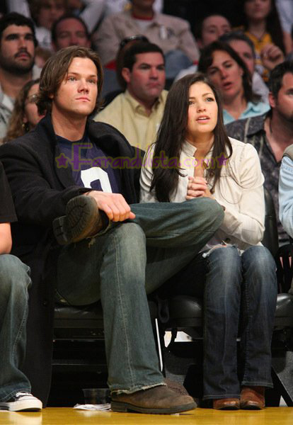 jared-padalecki-and-girlfriend-sandra-mccoy-lakers-maverick-la-02.jpg