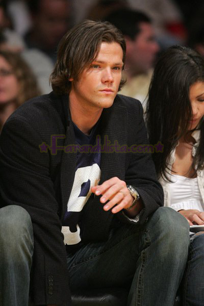 jared-padalecki-and-girlfriend-sandra-mccoy-lakers-maverick-la-04.jpg