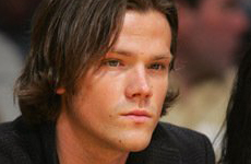 Jared Padalecki y su novia en el juego de los Lakers