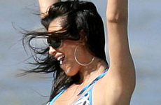 Kim Kardashian en bikini deja ver su "behind" sin photoshop