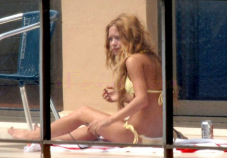 mary-kate-olsen-bikini-picture-3.jpg