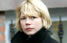 Michelle Williams y su hija Matilda caminando en New York