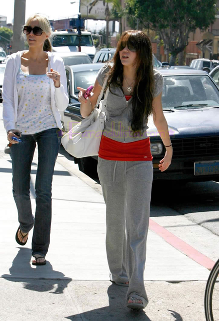 miley-cyrus-arriving-jim-henson-studio-03.jpg