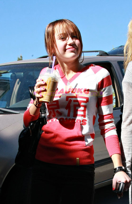 miley-cyrus-toluca-lake-01.jpg