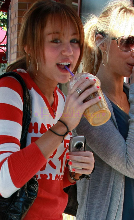 miley-cyrus-toluca-lake-03.jpg