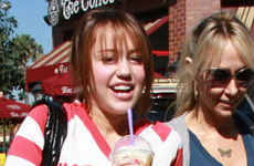 Miley Cyrus es como una pequeña Elvis, segun Dolly Parton