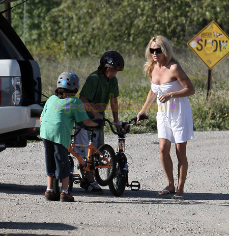 pamela-anderson-and-her-children-in-malibu-02.jpg