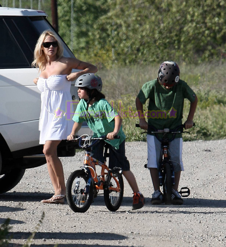 pamela-anderson-and-her-children-in-malibu-04.jpg