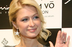 Paris Hilton muestra su anillo para Benji Madden