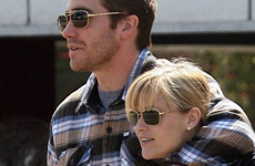 Reese Witherspoon y Jake Gyllenhaal paseando