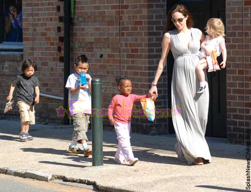 angelina-jolie-with-brangelina-babies-01.jpg