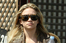 Ashley Olsen y su recien lavado y secado cabello en Beverly Hills