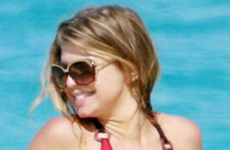 Fergie HOT con su bikini rojo en las Bahamas
