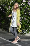 hilary-duff-walking-around-hollywood-05.jpg