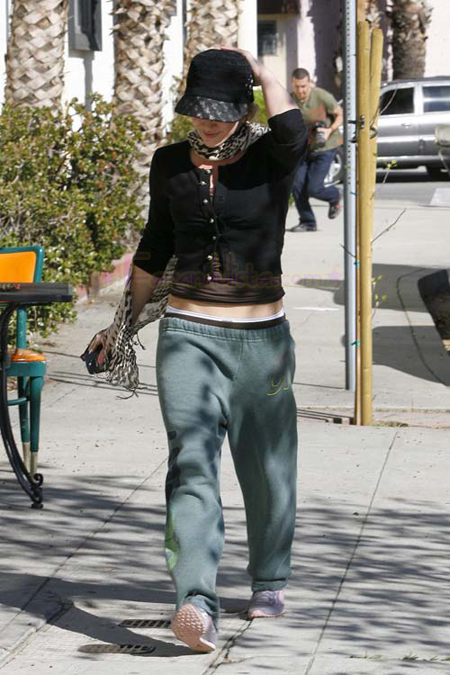 hilary-duff-yoga-class-01.jpg