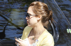 Jessica Alba supersticiosa obliga a sus amigos a llevar un brazalete