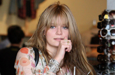 Mischa Barton debe portarse bien por 3 años seguidos Mischa Barton debe portarse bien por 3 años seguidos
