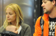 Nicole y Joel con su bebita Harlow en el aeropuerto