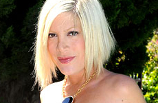 Tori Spelling embarazada de 8 meses modela en bikini