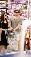 angelina_jolie_and_brad_pitt_shopping_at_toys_r_us_in_cannes-03.jpg