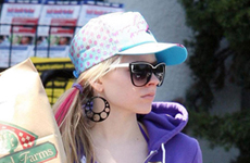 Avril Lavigne de compras y no muy feliz
