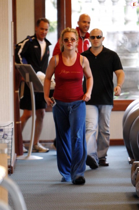 britney_spears_at_ballys_gym_in_hollywood.jpg