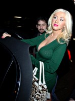 christina_aguilera_leaving_the_soho_grand_hotel_in_new_york_city-02.jpg