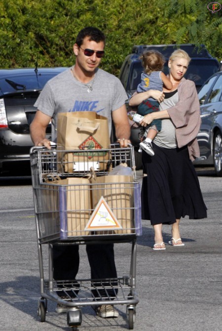 gwen_stefani_with_son_kingston_at_grocery_store_bristol_farms-3.jpg