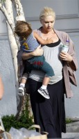 gwen_stefani_with_son_kingston_at_grocery_store_bristol_farms-4.jpg