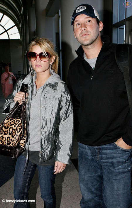 jessica-simpson-and-tony-romo-airport.jpg