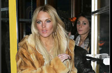 Lindsay Lohan robo un abrigo de piel de un club