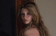 Mischa Barton en bikini muestra su celulitis